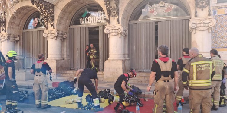 Caos en el Mercado Central: el pasotismo municipal y el abandono de la infraestructura provocan la evacuación a la carrera