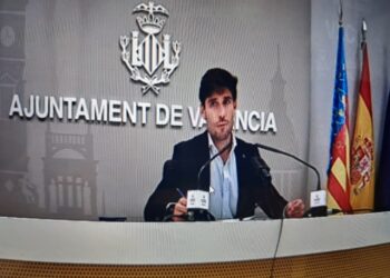 Opacidad, incompetencia y parálisis: el Ayuntamiento naufraga en la gestión del incendio del Mercado Central 14 Opacidad, incompetencia y hasta un mes de parálisis: el Ayuntamiento naufraga en la gestión del incendio del Mercado Central