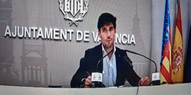 Opacidad, incompetencia y hasta un mes de parálisis: el Ayuntamiento naufraga en la gestión del incendio del Mercado Central