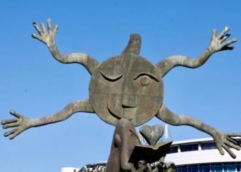 El Ayuntamiento de Valéncia reparará la escultura ‘Homenaje al Libro’ de Ripollés tras perder una mano por el viento