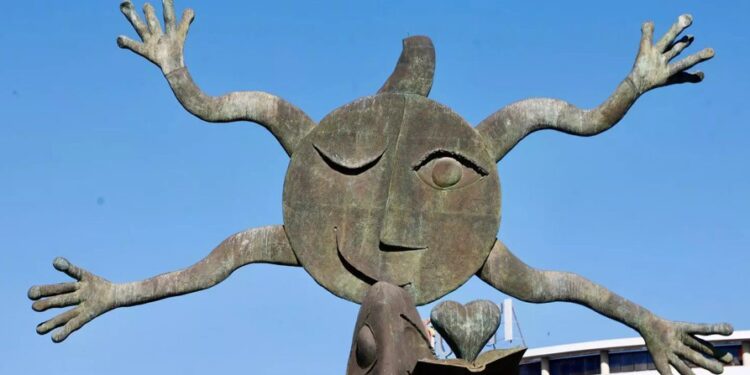 El Ayuntamiento de Valéncia reparará la escultura ‘Homenaje al Libro’ de Ripollés tras perder una mano por el viento 1 El Ayuntamiento de Valéncia reparará la escultura ‘Homenaje al Libro’ de Ripollés tras perder una mano por el viento