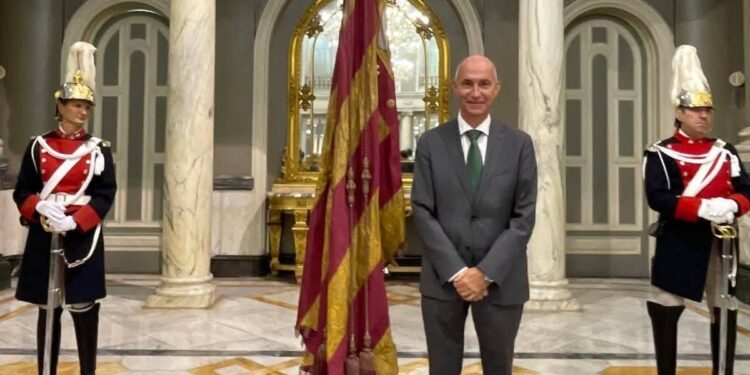 El concejal José Gosálbez portará la Real Senyera y el interventor general custodiará la espada de Jaume I en el 9 d’Octubre