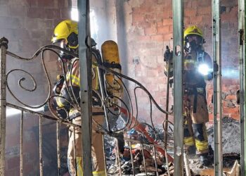 Un incendio obliga a rescatar a un vecino refugiado en un balcón de la calle Florista