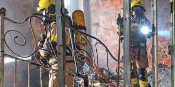 Un incendio obliga a rescatar a un vecino refugiado en un balcón de la calle Florista