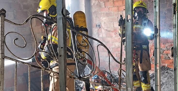 Un incendio obliga a rescatar a un vecino refugiado en un balcón de la calle Florista