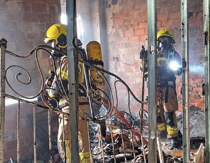 Un incendio obliga a rescatar a un vecino refugiado en un balcón de la calle Florista