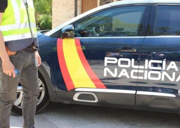 agente policia nacional junto a un vehiculo policial 16 9 aspect ratio default 0 da39