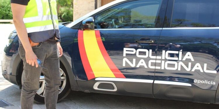 agente policia nacional junto a un vehiculo policial 16 9 aspect ratio default 0 da39