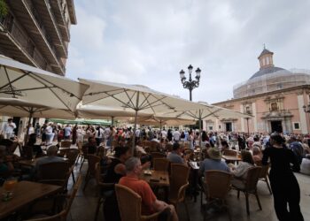 La falta de organización empaña el encuentro multitudinario de jóvenes músicos de bandas en la Plaza de la Virgen 14 La falta de organización empaña el encuentro multitudinario de jóvenes músicos de bandas en la Plaza de la Virgen