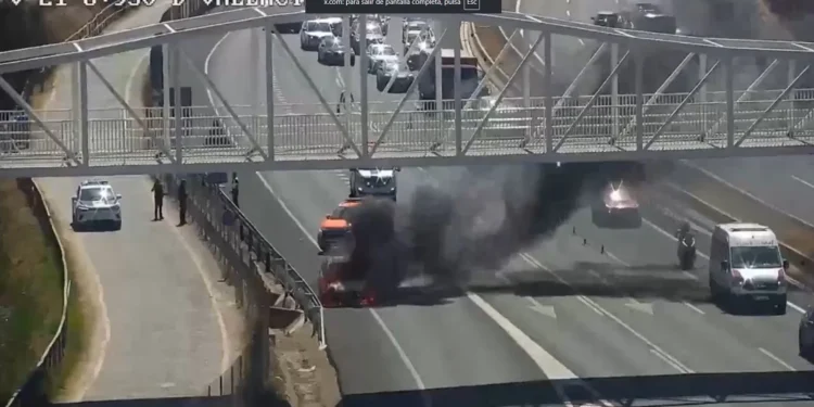 Dos kilómetros de atasco en la V-21 por el incendio de un vehículo en Museros