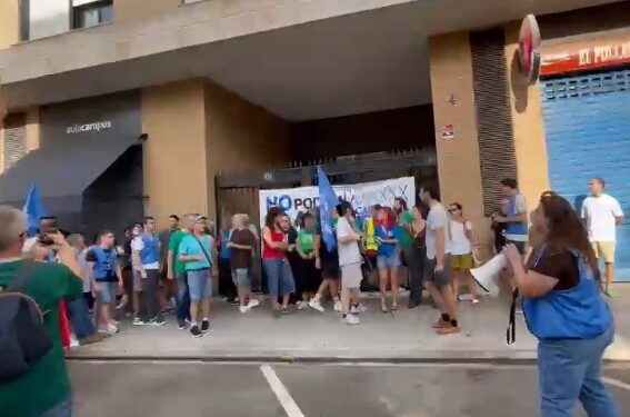 Aplazado diez días el desahucio de un profesor e investigador de la Universitat de Valéncia en Burjassot tras una intensa protesta vecinal 1 Aplazado diez días el desahucio de un profesor e investigador de la Universitat de Valéncia en Burjassot tras una intensa protesta vecinal