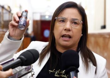 Armengol censura la realidad de las mujeres ceutíes y expulsa del Congreso a una diputada por mostrar un espray pimienta