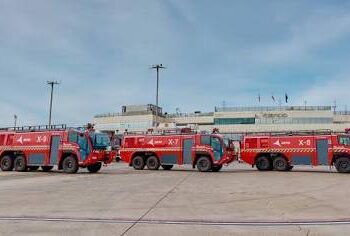 Un incendio de cuatro vehículos en el aparcamiento del Aeropuerto de Valéncia activa el protocolo de emergencia sin afectar a los vuelos
