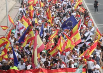 Ceuta al límite: miles de vecinos se echan a la calle mientras la tensión migratoria y la confrontación política convierten a la ciudad en una «olla a presión»