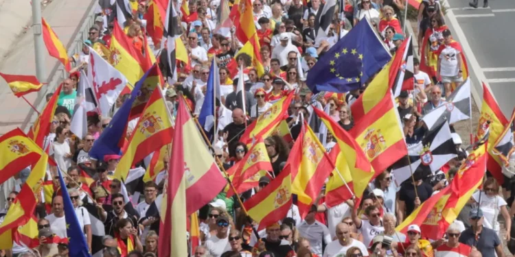 Ceuta al límite: miles de vecinos se echan a la calle mientras la tensión migratoria y la confrontación política convierten a la ciudad en una «olla a presión» 1 Ceuta al límite: miles de vecinos se echan a la calle mientras la tensión migratoria y la confrontación política convierten a la ciudad en una «olla a presión»