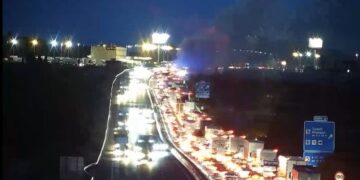 Un coche incendiado en la A-7 provoca dos kilómetros de retenciones a la altura de Picassent