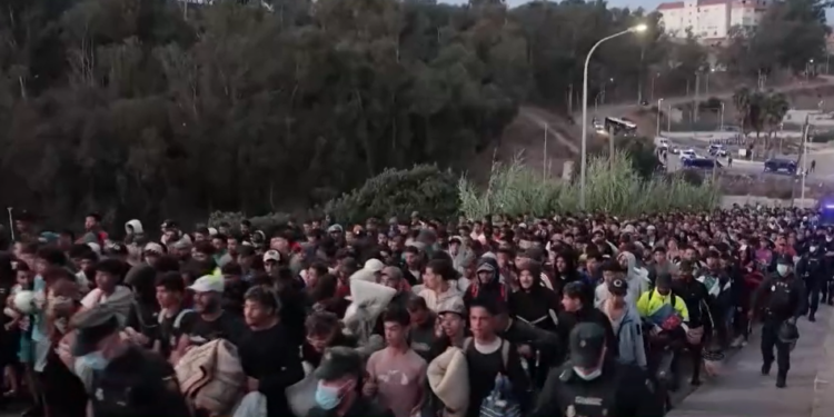 El Gobierno realoja a 864 inmigrantes en Los Rosales en las cercanías de un colegio en Ceuta 1 El Gobierno realoja a 864 inmigrantes en Los Rosales en las cercanías de un colegio en Ceuta