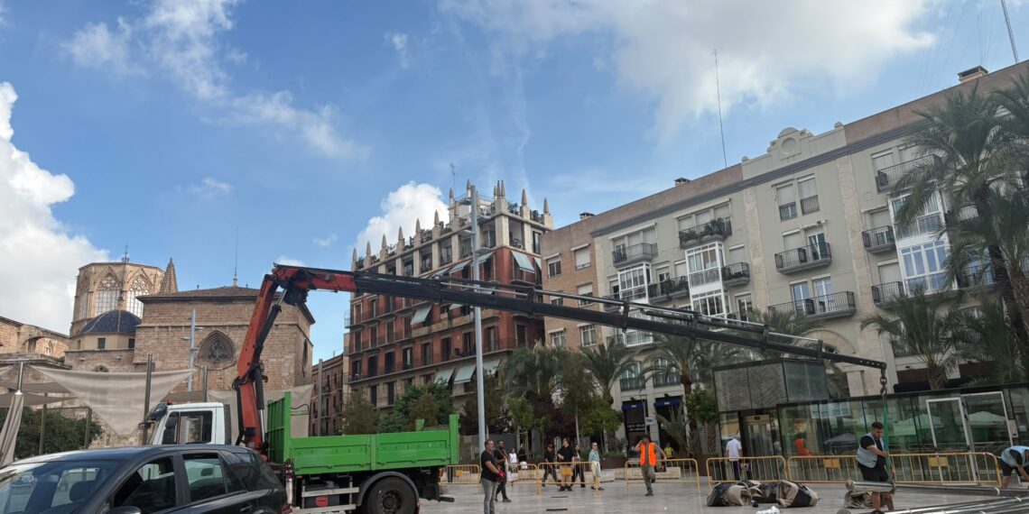 La EMT retira los toldos de la plaza de la Reina para preparar el espacio ante la llegada del invierno