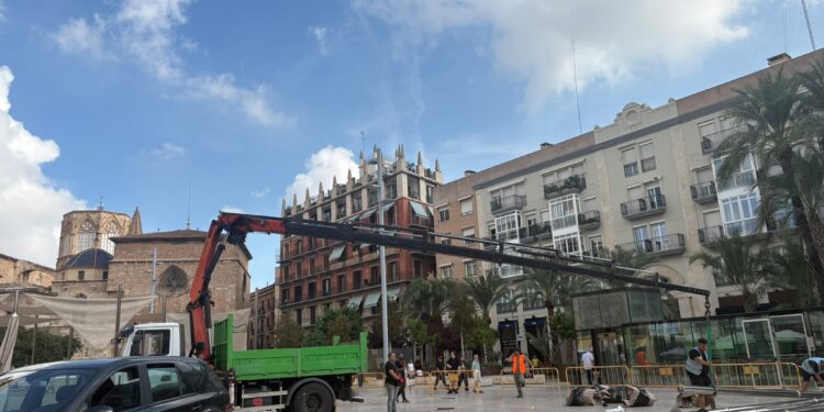 La EMT retira los toldos de la plaza de la Reina para preparar el espacio ante la llegada del invierno