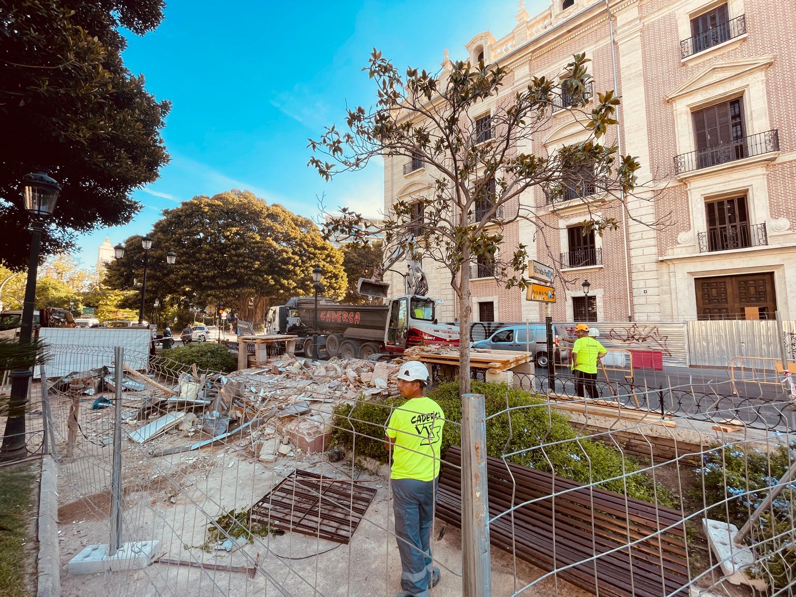 El Ayuntamiento de Valéncia derriba el antiguo quiosco del Jardín del Parterre tras más de una década sin uso 3 1016 Enderrocament quiosc Parterre 1