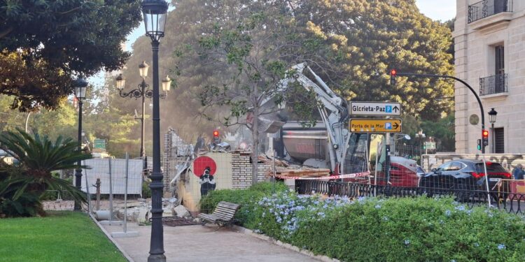 El Ayuntamiento de Valéncia derriba el antiguo quiosco del Jardín del Parterre tras más de una década sin uso 1 El Ayuntamiento de Valéncia derriba el antiguo quiosco del Jardín del Parterre tras más de una década sin uso