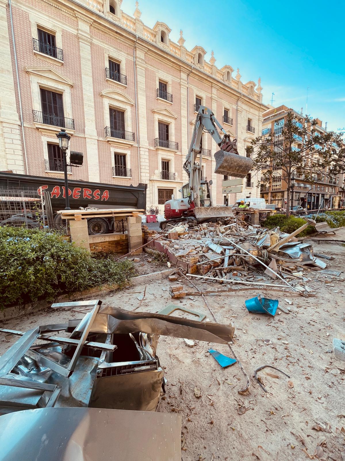 El Ayuntamiento de Valéncia derriba el antiguo quiosco del Jardín del Parterre tras más de una década sin uso 4 1016 Enderrocament quiosc Parterre 4