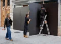 Comercios del centro de Valencia se blindan con tablones tras las advertencias policiales por la amenaza de disturbios provocados por Blocus