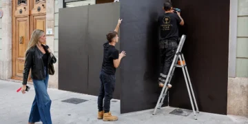 Comercios del centro de Valencia se blindan con tablones tras las advertencias policiales por la amenaza de disturbios provocados por Blocus