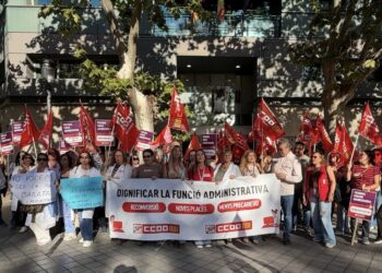 El personal administrativo de la sanidad valenciana se moviliza para exigir el reconocimiento de sus funciones y el aumento de plantilla
