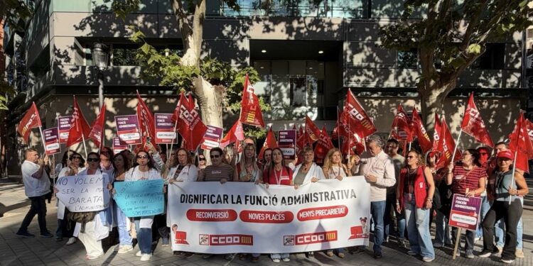 El personal administrativo de la sanidad valenciana se moviliza para exigir el reconocimiento de sus funciones y el aumento de plantilla