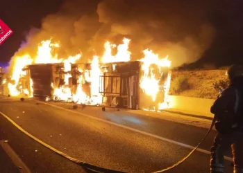 Un camionero muere al incendiarse su tráiler tras volcar en Villena 15 Un camionero muere al incendiarse su tráiler tras volcar en Villena