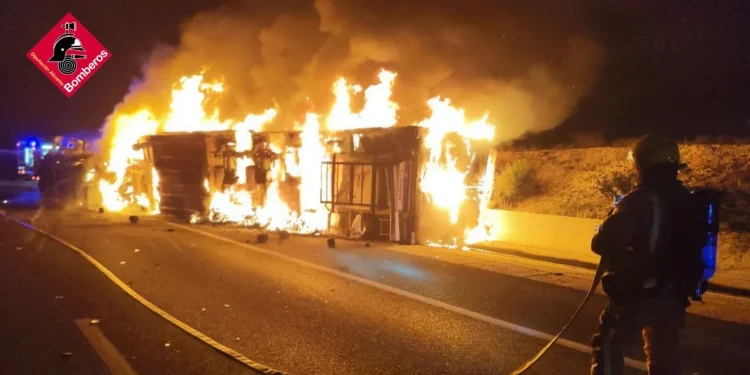 Un camionero muere al incendiarse su tráiler tras volcar en Villena 1 Un camionero muere al incendiarse su tráiler tras volcar en Villena