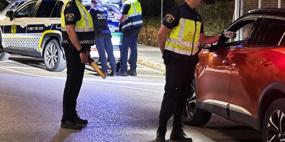 Huye de la Guardia Civil, conduce en dirección contraria por la autovía y acaba detenido en Sueca: llevaba un niño pequeño detrás