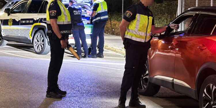Huye de la Guardia Civil, conduce en dirección contraria por la autovía y acaba detenido en Sueca: llevaba un niño pequeño detrás 1 Huye de la Guardia Civil, conduce en dirección contraria por la autovía y acaba detenido en Sueca: llevaba un niño pequeño detrás