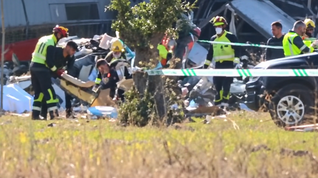 ¿Por qué ha chocado el AVE contra el Iryo en Toledo? Investigan una avería de seguridad y una posible orden errónea desde Atocha. GALERÍA IMÁGENES 26 Accidente ferroviario en Toledo trenes iryo ave 1 1