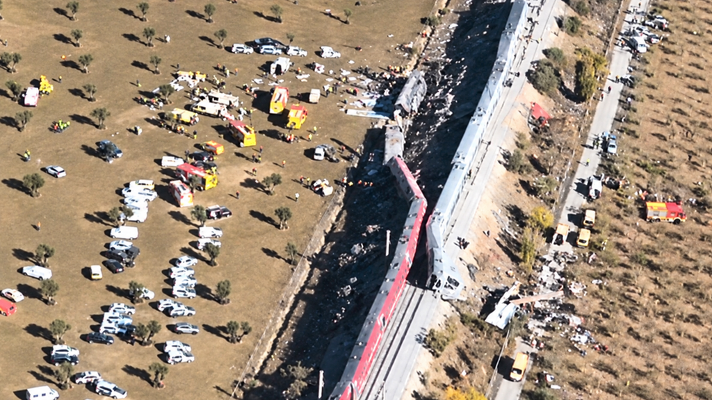 ¿Por qué ha chocado el AVE contra el Iryo en Toledo? Investigan una avería de seguridad y una posible orden errónea desde Atocha. GALERÍA IMÁGENES 11 Accidente ferroviario en Toledo trenes iryo ave 12