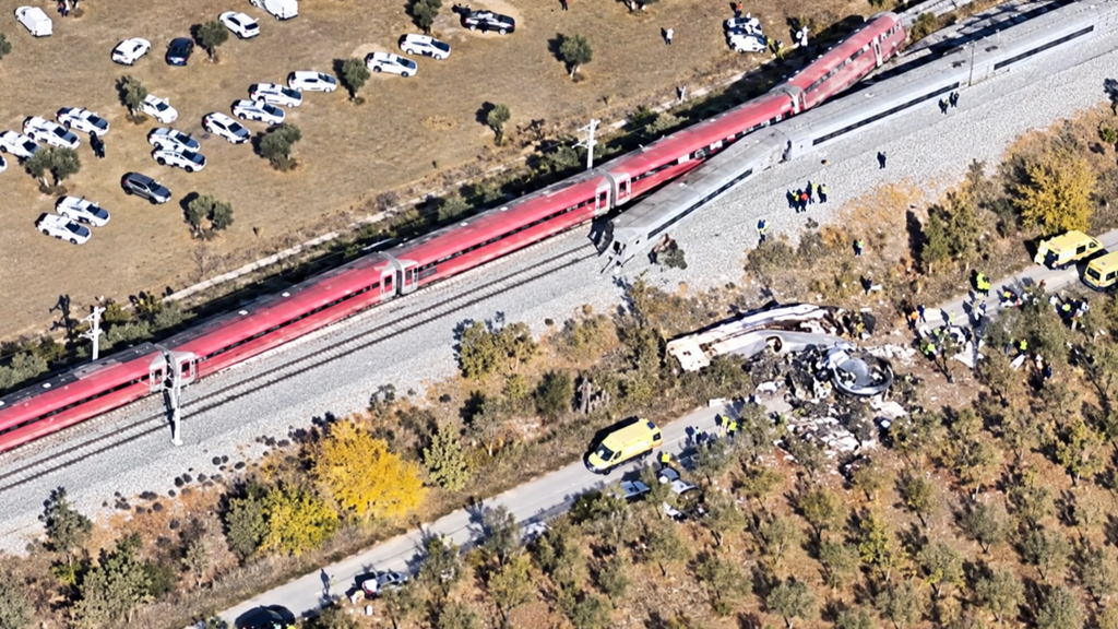 ¿Por qué ha chocado el AVE contra el Iryo en Toledo? Investigan una avería de seguridad y una posible orden errónea desde Atocha. GALERÍA IMÁGENES 12 Accidente ferroviario en Toledo trenes iryo ave 13