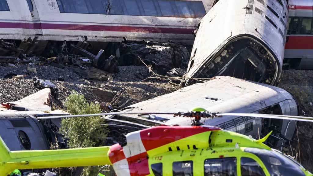 ¿Por qué ha chocado el AVE contra el Iryo en Toledo? Investigan una avería de seguridad y una posible orden errónea desde Atocha. GALERÍA IMÁGENES 13 Accidente ferroviario en Toledo trenes iryo ave 14
