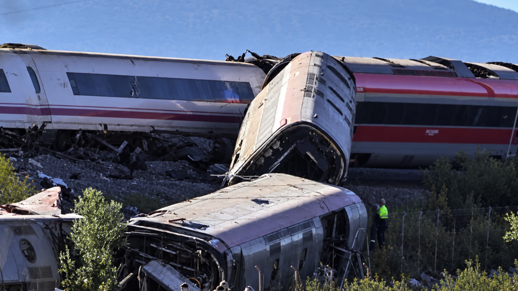 ¿Por qué ha chocado el AVE contra el Iryo en Toledo? Investigan una avería de seguridad y una posible orden errónea desde Atocha. GALERÍA IMÁGENES 31 Accidente ferroviario en Toledo trenes iryo ave 5