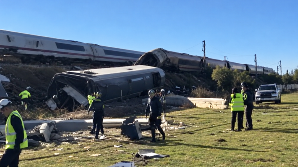 ¿Por qué ha chocado el AVE contra el Iryo en Toledo? Investigan una avería de seguridad y una posible orden errónea desde Atocha. GALERÍA IMÁGENES 32 Accidente ferroviario en Toledo trenes iryo ave 6