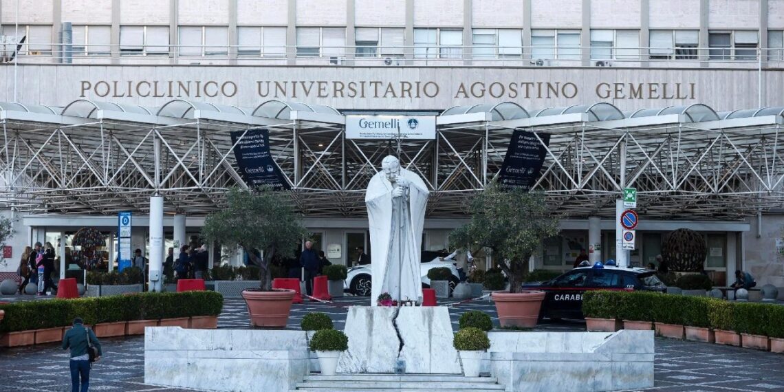 El Papa León XIV es intervenido con éxito en Roma para extirparle un tumor pulmonar en fase temprana