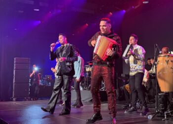 El Binomio de Oro celebra medio siglo de trayectoria con un rotundo «sold out» en el Roig Arena de Valéncia