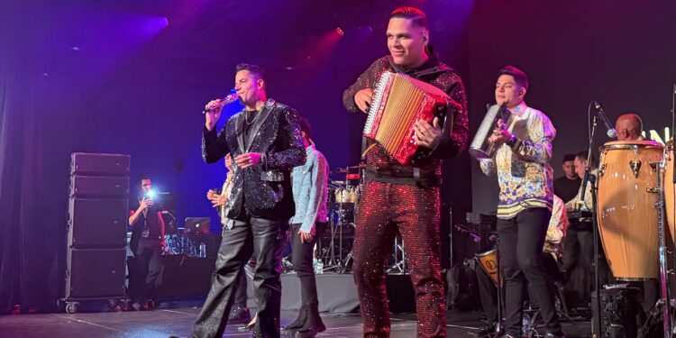 El Binomio de Oro celebra medio siglo de trayectoria con un rotundo «sold out» en el Roig Arena de Valéncia