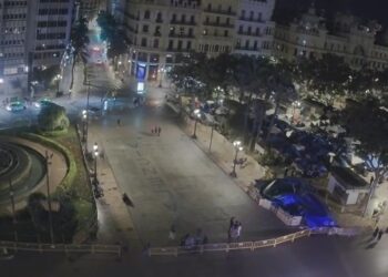 Tensión y resolución en el corazón de la ciudad: los acampados ceden y la Cultura Valenciana se impone en la plaza tras momentos de extrema crispación 14 Tensión y resolución en el corazón de la ciudad: los acampados ceden y la Cultura Valenciana se impone en la plaza tras momentos de extrema crispación