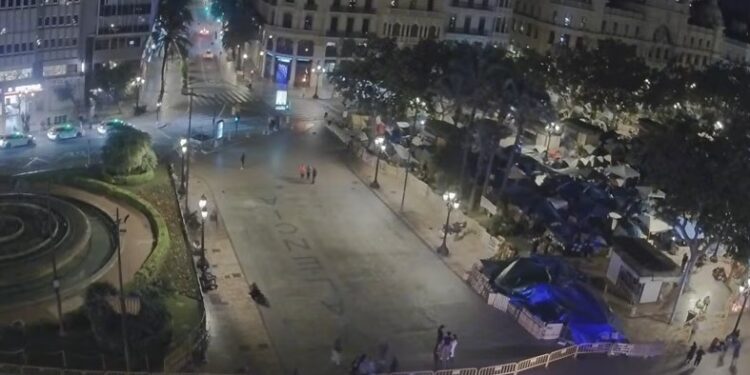 Tensión y resolución en el corazón de la ciudad: los acampados ceden y la Cultura Valenciana se impone en la plaza tras momentos de extrema crispación 1 Tensión y resolución en el corazón de la ciudad: los acampados ceden y la Cultura Valenciana se impone en la plaza tras momentos de extrema crispación