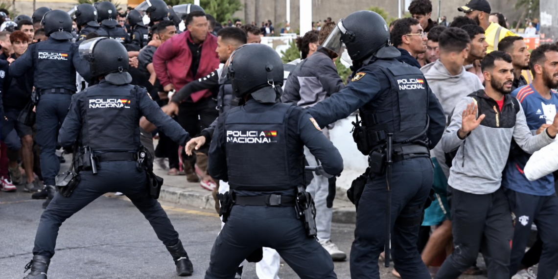 Ceuta traslada a 1.700 migrantes al puerto entre tension y choque politico 4