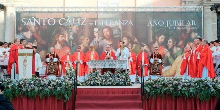 Valencia se vuelca en una multitudinaria Eucaristía y Vigilia Extraordinaria ante la clausura del Año Jubilar del Santo Cáliz 1 Valencia se vuelca en una multitudinaria Eucaristía y Vigilia Extraordinaria ante la clausura del Año Jubilar del Santo Cáliz