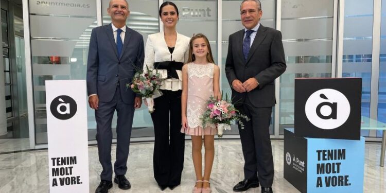 Las máximas representantes de las Fallas de 2027 inician su agenda oficial en los platós de À Punt