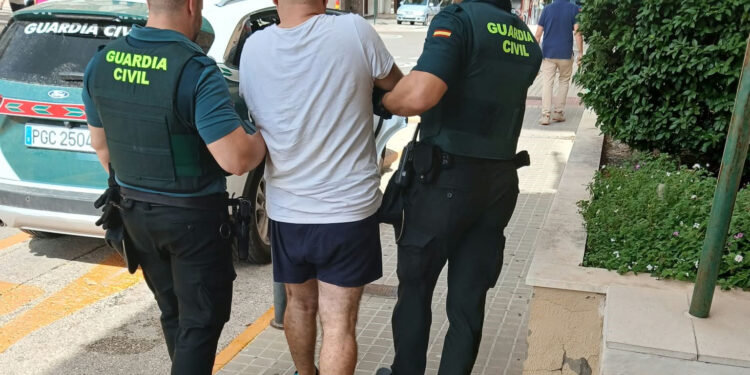 La Guardia Civil desmantela una plantación 'indoor' de marihuana en una urbanización de Ontinyent