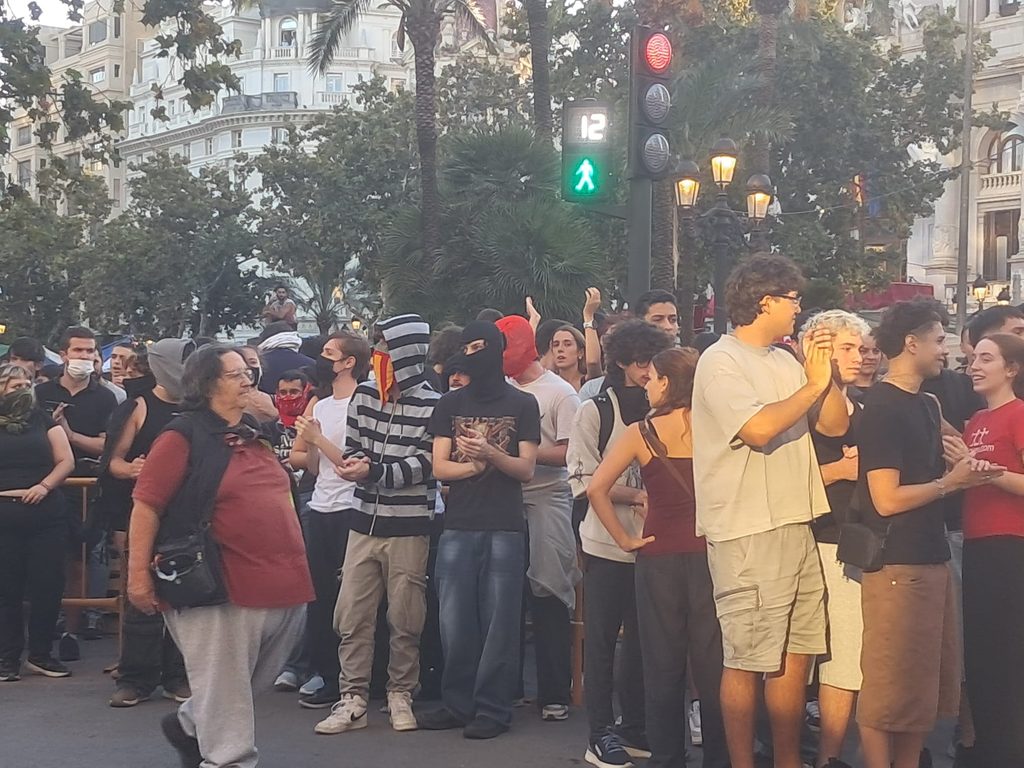 Grupos radicales de izquierdas en la plaza del Ayuntamiento familias y grupos de baile renuncian a la dansà por miedo 5 Grupos radicales de izquierdas en la plaza del Ayuntamiento familias y grupos de baile renuncian a la dansa por miedo 1